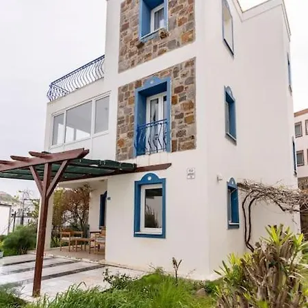 A Triplex With Overlooking The Sea *